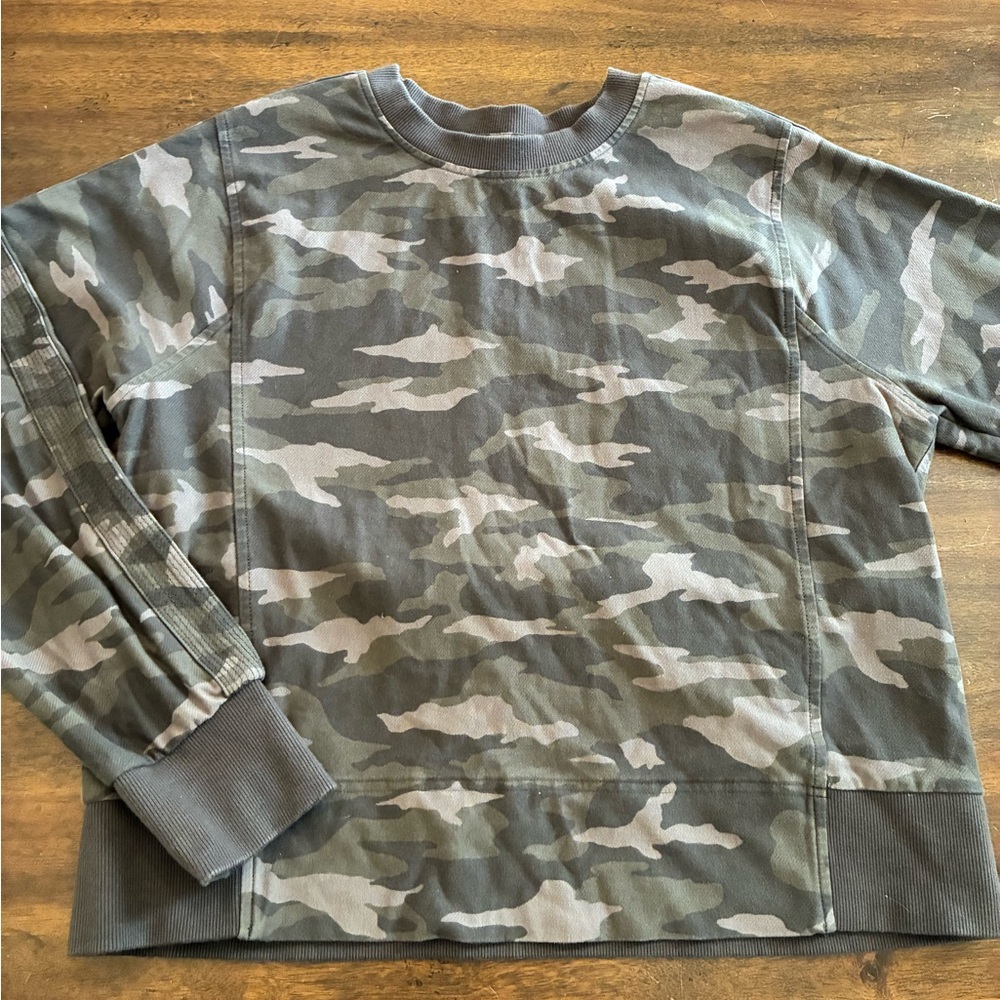 Athleta Farallon Sweatshirt Medium Camo Printed Camouflage Green Crewneck